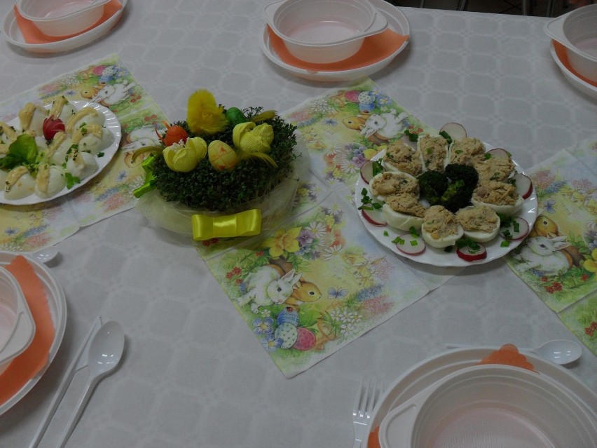 Wielkanocny stół w Środowiskowym Domu Samopomocy w Kole