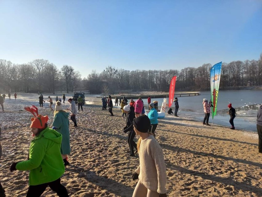 Wrocławskim Morsom nie było straszne skute lodem Morskie Oko