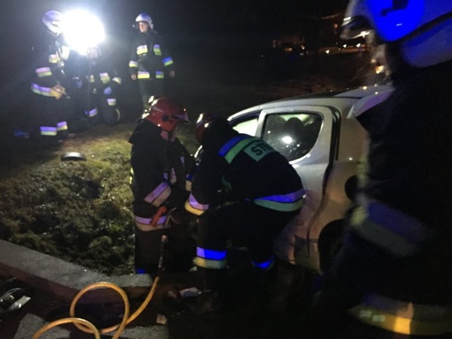 Po przybyciu strażaków na miejsce okazało się, że kierowca jest uwieziony w pojeździe