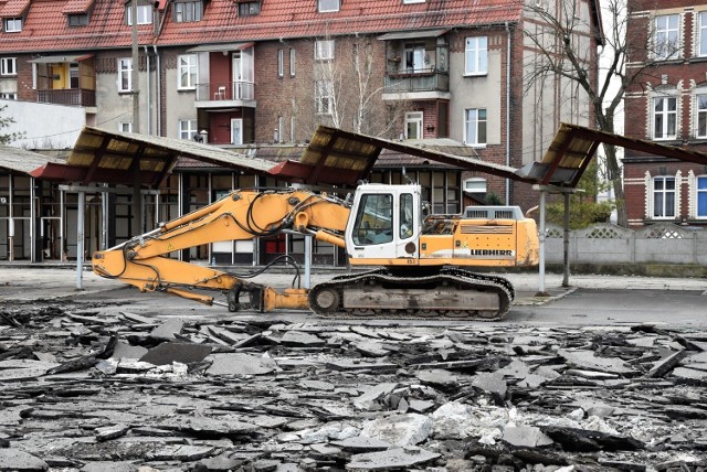 Centrum przesiadkowe Opole Główne. Płyta dworca PKS w kawałkach, trwa rozbiórka pawilonów.