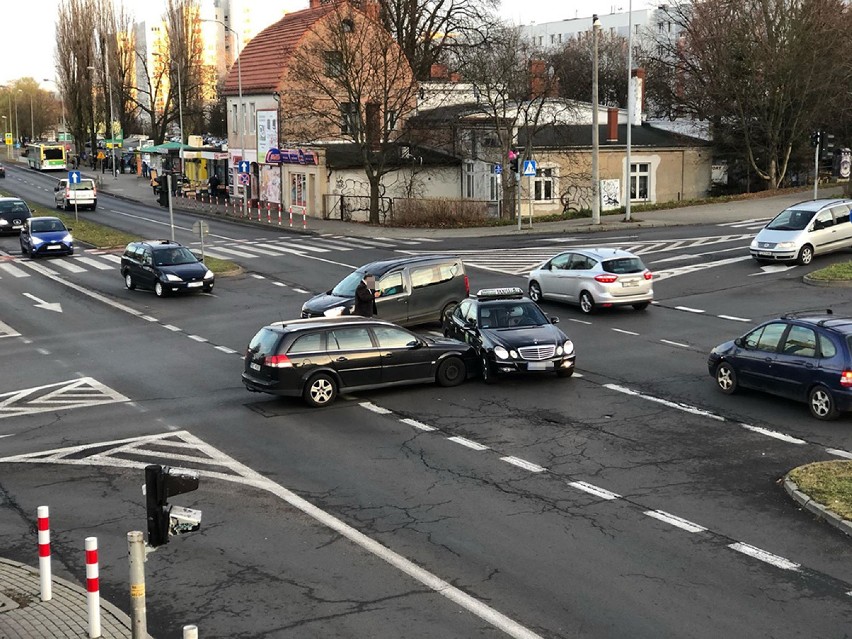 Kolizja miała miejsce na ruchliwym skrzyżowaniu