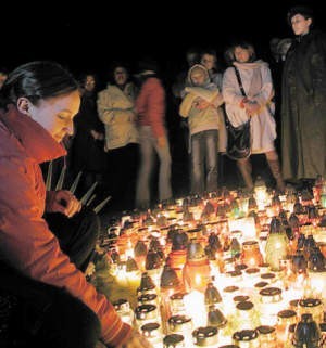 Karolina Papierz była jedną z wielu osób, które zapaliły znicz przed pomnikiem Jana Pawła II.