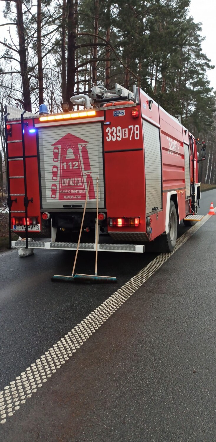 Wypadek w Jagatowie. Bus zderzył się z samochodem osobowym