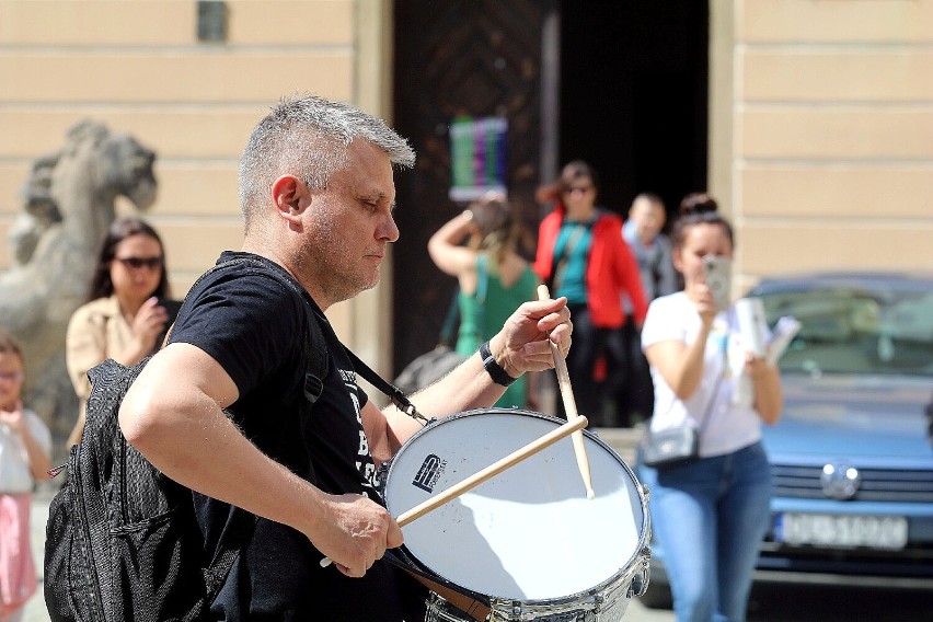 Trwa Festiwal Rytmu "Drum Battle” w Legnicy, parada perkusyjna przeszła ulicami miasta