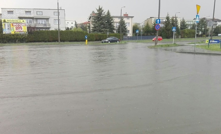 Po godzinie 18.00 świdniccy strażacy otrzymali zgłoszenia o...