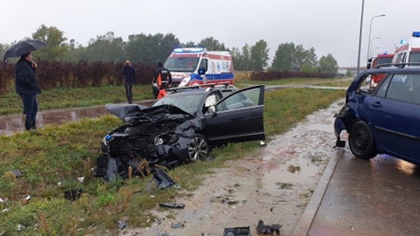 Wypadek na Wirażowej. Zderzenie czołowe dwóch samochodów...