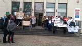 Urzędnicy nadal protestują przed sądem w Gdyni. Domagają się podwyżek