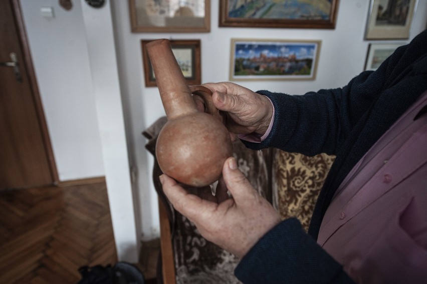 Leszek Walkiewicz i jego pamiątki z podróży.