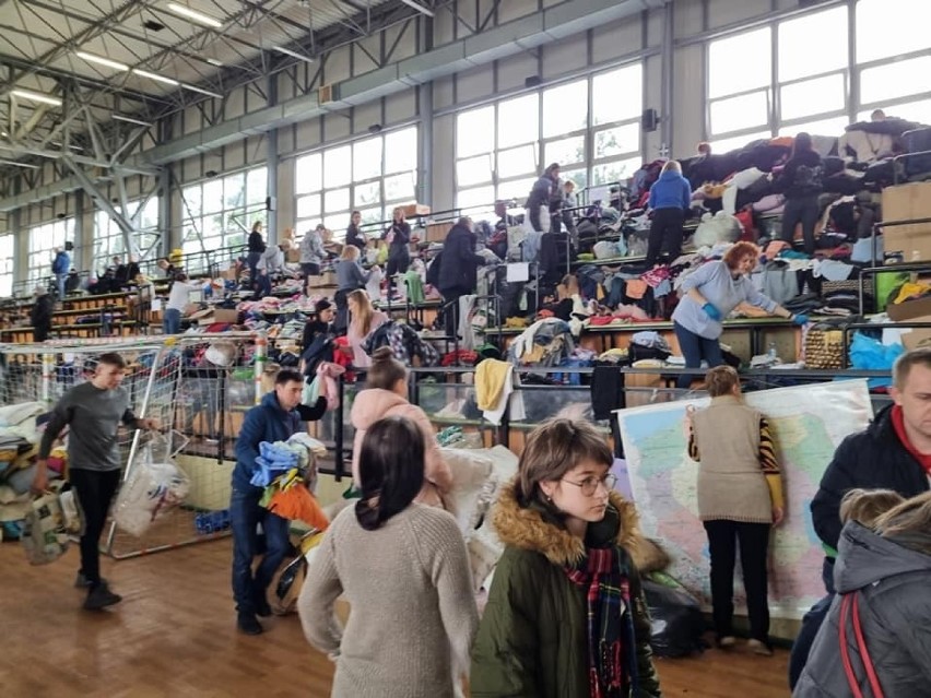 Mieszkańcy Pabianic byli na granicy z Ukrainą. Zawieźli dary. Ukraińskie kobiety i dzieci bezpieczne w Dobroniu ZDJĘCIA