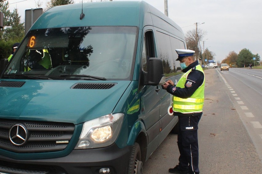 Trwają kontrole policjantów i pracowników sanpeidu w Lipnie....