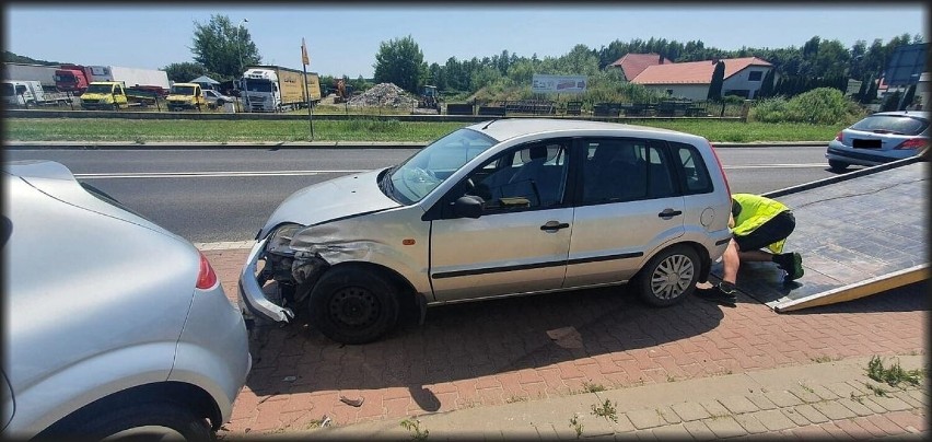 Tarnobrzeg. Pijany kierowca seata zderzył się z innym autem. Jazdę "na podwójnym gazie" zakończył na ogrodzeniu prywatnej posesji