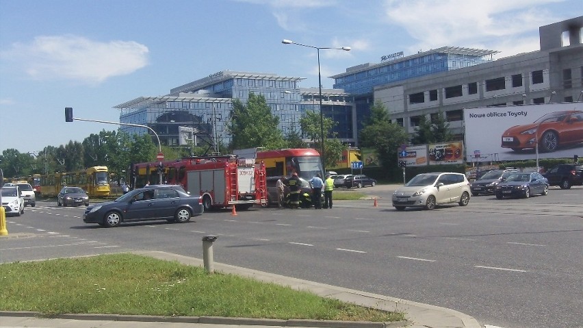 Wołoska: zderzenie tramwaju z samochodem osobowym [ZDJĘCIA,WIDEO]