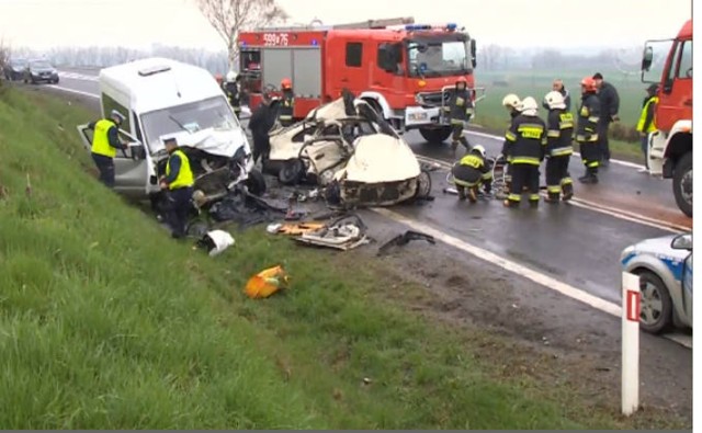 Wypadki na Dolnym Śląsku - czołowe zderzenie mazdy z busem na drodze krajowej nr 8. Jedna osoba nie żyje

5 kwietnia przed godz. 13 na grodze krajowej nr 8 doszło do tragicznego wypadku. Na trasie Wrocław - Ząbkowice Śląskie mazda zderzyła się z busem wiozącym pasażerów. Kierowca auta osobowego zginął na miejscu. Osiem osób z busa zostało rannych. Droga przez kilka godzin była zablokowana. 

Kierowca mazdy jechał z Wrocławia w kierunku Ząbkowic, gdy zjechał ze swojego pasa i zderzył się z jadącym w przeciwnym kierunku busem osobowym. Zginął na miejscu.