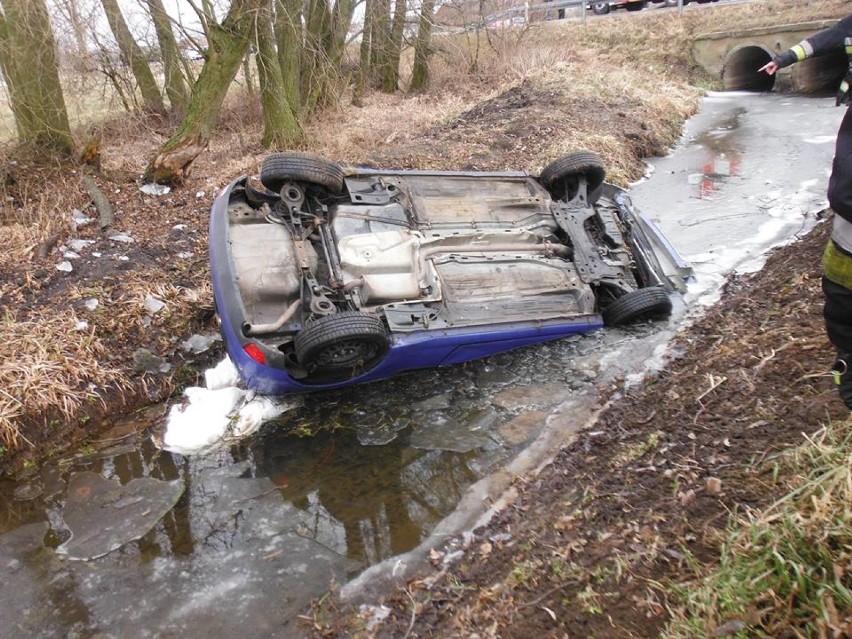 Wypadek w Kiejszach. Samochód wpadł do rzeki