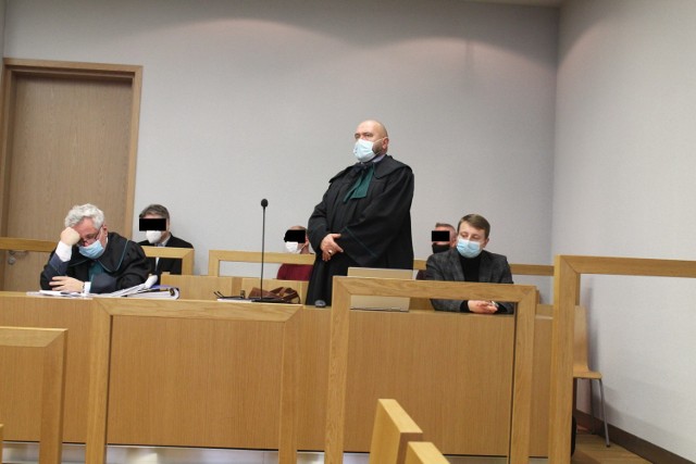 Mecenas Jan Znamiec przedstawia w Sądzie Apelacyjnym w Krakowie argumenty za  uniewinnieniem swoich klientów