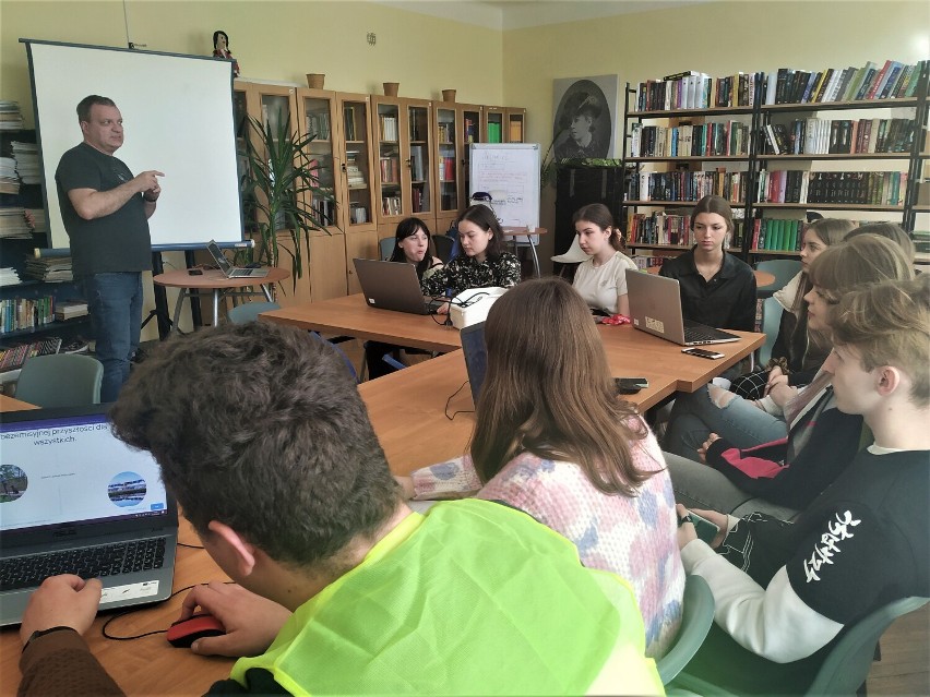 Młodzi debatują. Ruszył ciekawy projekt w Liceum Ogólnokształcącym w Poddębicach. Powstanie Młodzieżowe Centrum Debat i szkolne radio FOTO