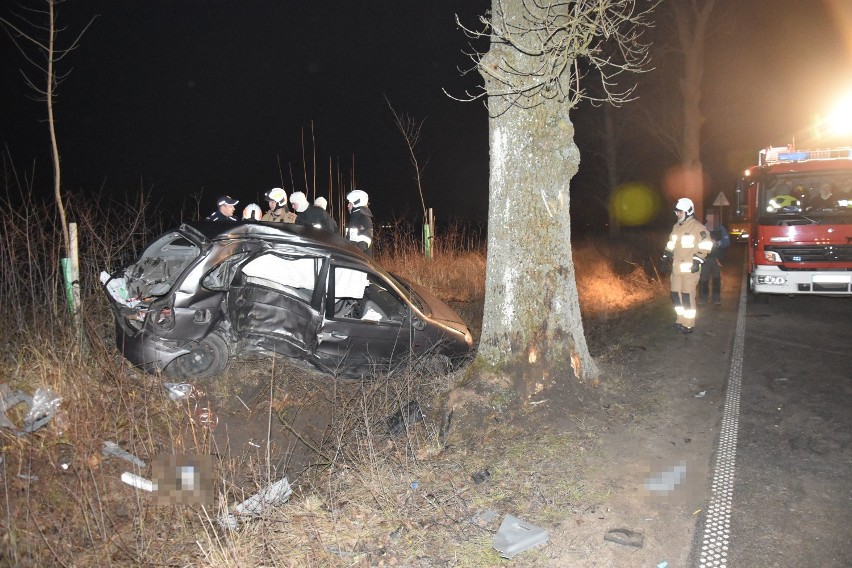 Wypadek w Julianowie. Pijany kierowca uderzył samochodem w drzewo, wydmuchał prawie 2 promile