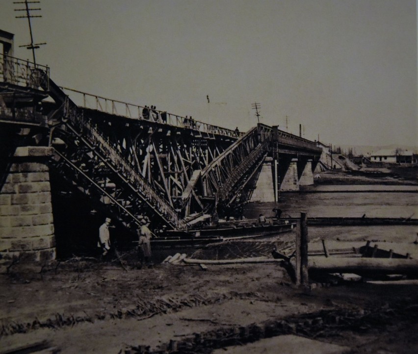 Wysadzony we wrześniu 1939 r. most kolejowy w Bogumiłowicach