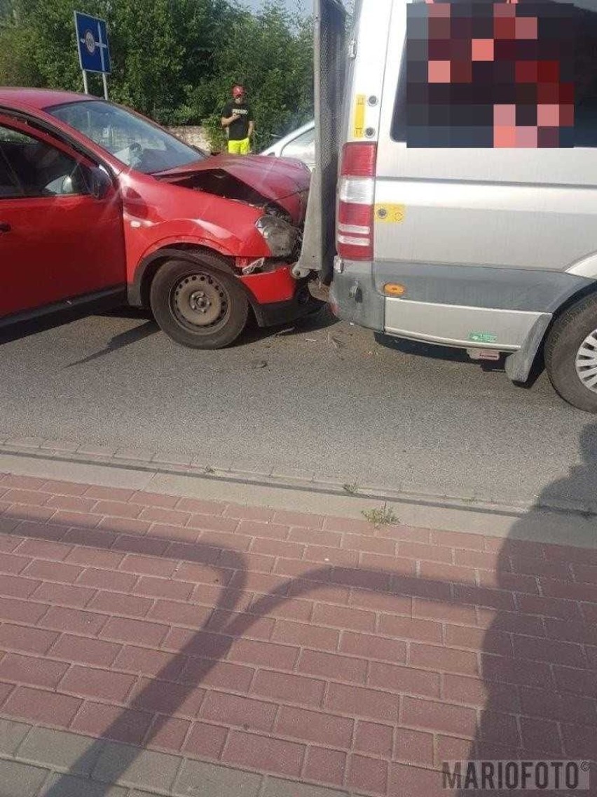 Zderzenie busa w Opolu Czarnowąsach. Kierowca zagapił się i najechał na tył osobówki, w tył busa uderzył kolejny samochód