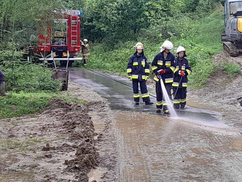Działania strażaków po ulewie w Rzepienniku Strzyżewskim