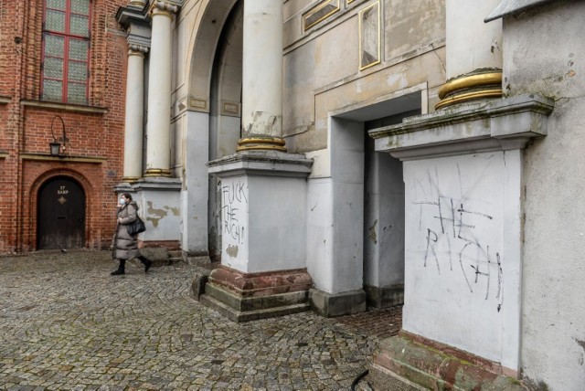 Wejście na ul. Długą w Gdańsku zabazgrane przez wandali. Jest problem z usunięciem napisów