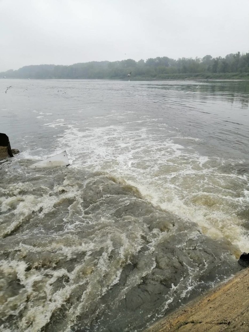 Fala ścieków wpłynęła do Zatoki Gdańskiej. Próbki wody badają WIOŚ i Sanepid. Jest reakcja rządu Szwecji