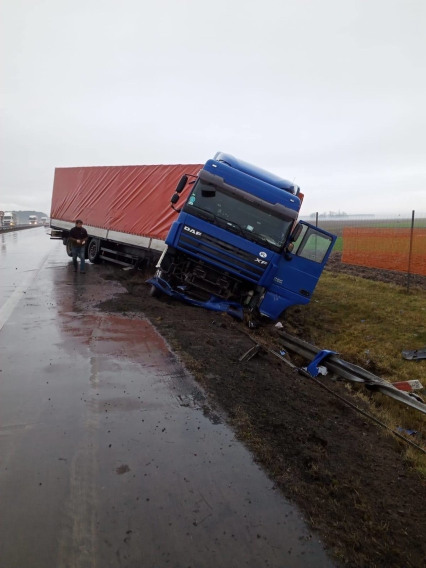 Dwie kolizje na S8 w Polichnie. Ciężarówka w rowie, druga...