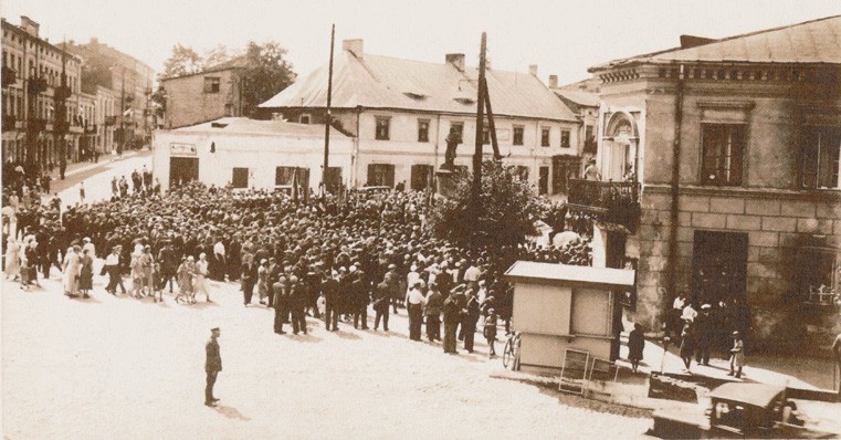 Wczoraj i dziś: Pomnik Kościuszki na pociechę [STARE ZDJĘCIA TOMASZOWA]