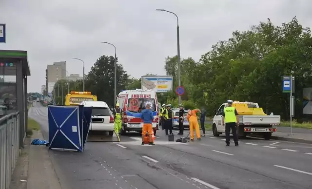 Śmiertelny wypadek na ul. Hetmańskiej w Poznaniu. 1 lipca zginęła tam 26-letnia kobieta, która została potrącona na oznakowanym przejściu dla pieszych