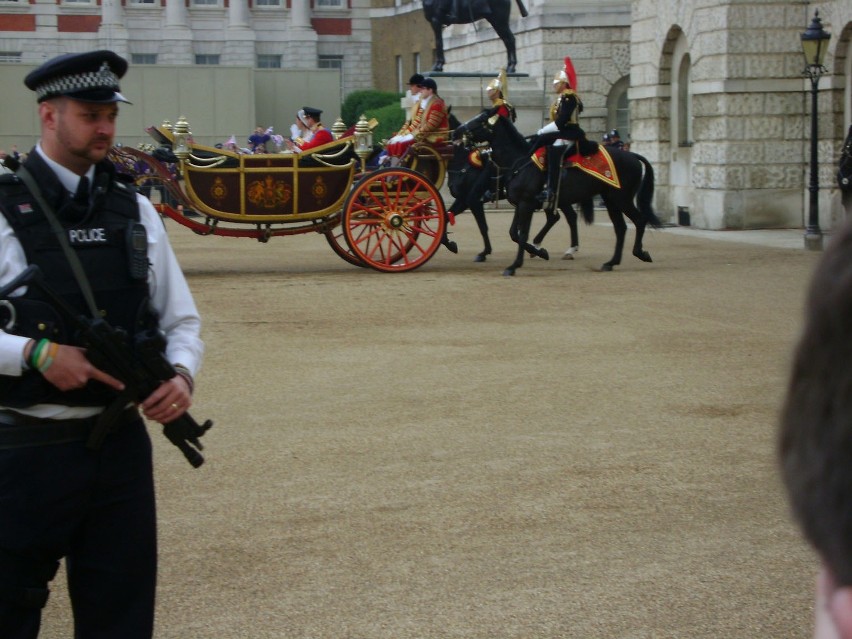 Ślub Williama i Kate, czyli szaleństwo na ulicach Londynu. Zobacz zdjęcia