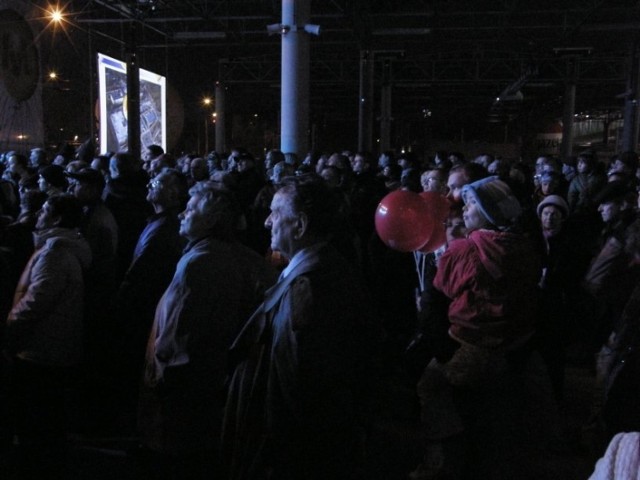 Tłumy oglądają przygotowany przez dziennikarzy &quot;Gazety Wyborczej&quot; pokaz zdjęć budowy metra zakończonej po 25 latach. Fot. Jan Piotr Ziółkowski.