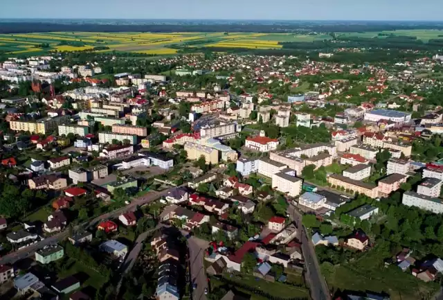 Ostrów Mazowiecka zajmuje jedenaste miejsce od końca w rankingu czasopisma ''Wspólnota''. Dochód w przeliczeniu na mieszkańca wynosi tam 3068,49 zł.