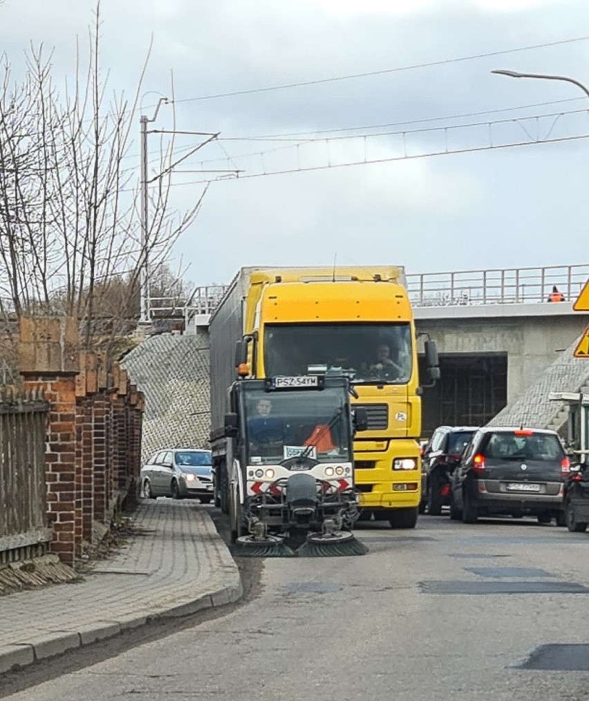 Kolejki aut stoją w korkach na ulicy Sierakowskiej we...