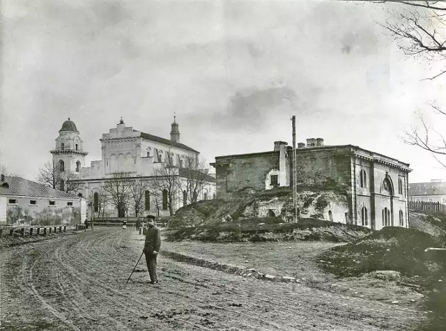Brama Szczebrzeska z Kolegiatą około 1900 r. fot. J. Strzyż