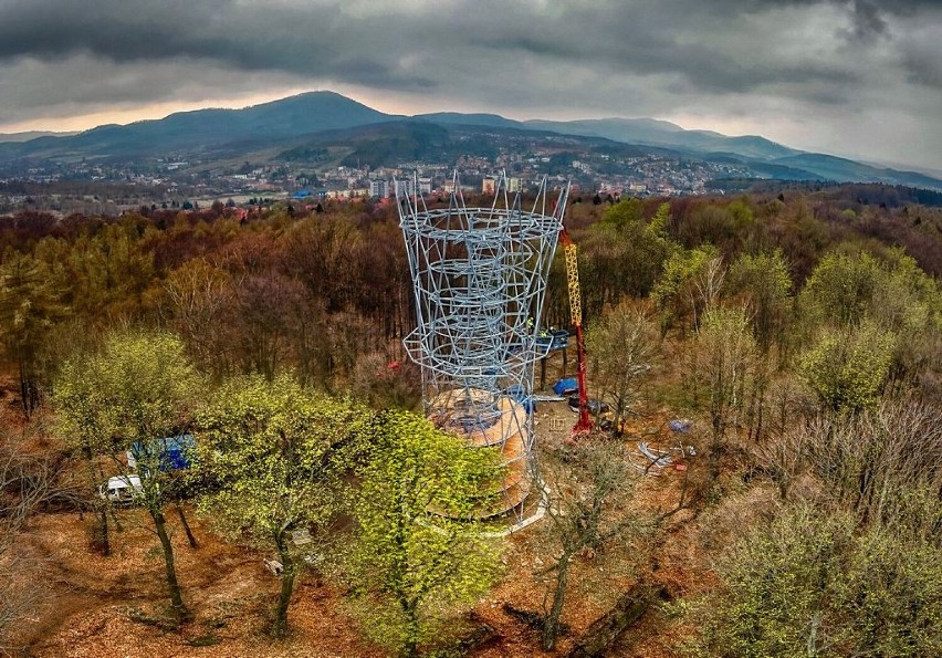 Szczawno-Zdrój: Zobacz jak powstaje wieża widokowa na wzgórzu Gedymina (ZDJĘCIA)