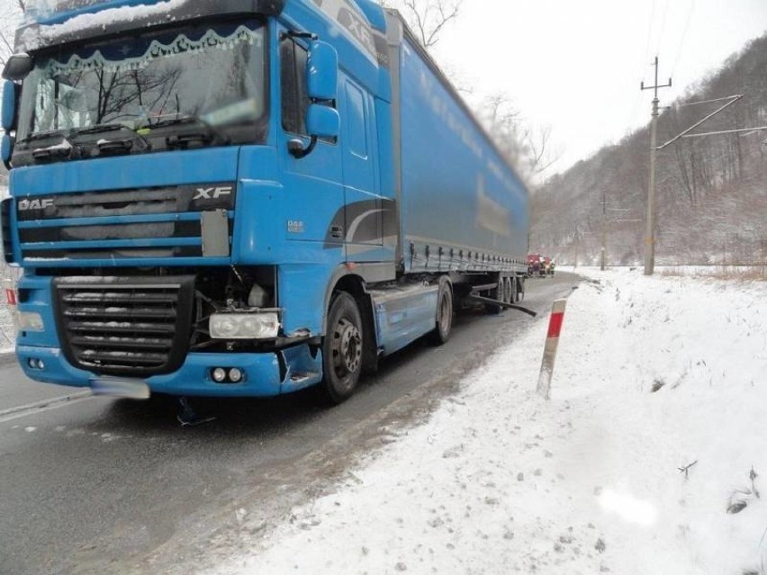 Zubrzyk. Zderzenie osobówki z ciężarówką zablokowało główną drogę w dolinie Popradu