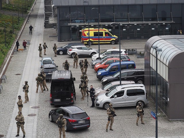 We wtorek z powodu ćwiczeń policji mieszkańcy Łodzi napotkali duże utrudnienia w okolicach dworca Fabrycznego. Policja prosiła o zachowanie spokoju i stosowanie się do poleceń służb.