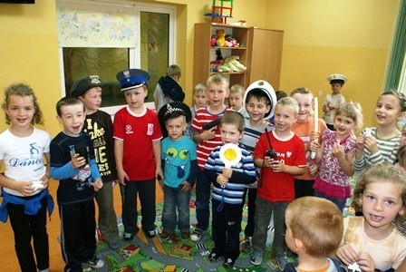Rząśnia: Wskazówki, czapki i kajdanki. Dzieci spotkały się z policjantem [FOTO]