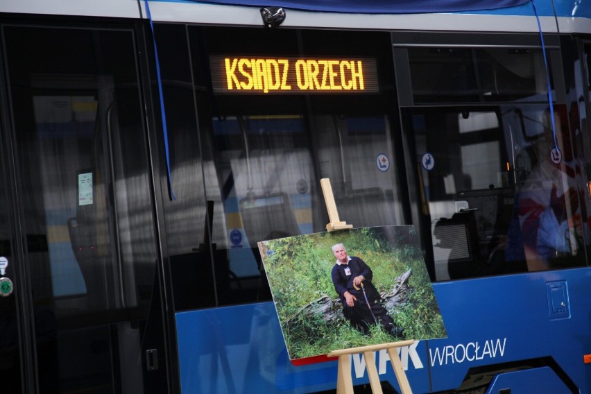 Nadanie jednemu z tramwajów wrocławskiego MPK imienia ks....