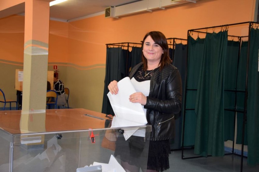 Wybory samorządowe 2018. Mieszkańcy Szamocina oddają głosy (ZDJĘCIA)