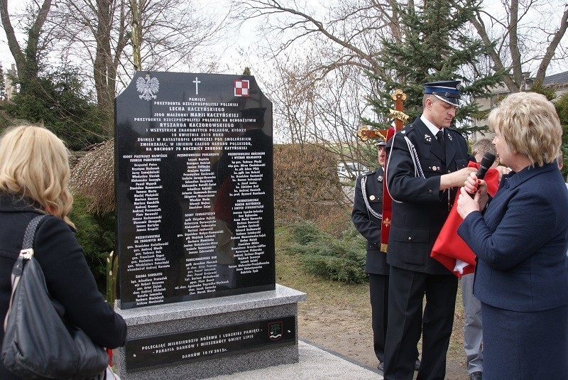 Danków: Odsłonięto pamiątkowy obelisk poświęcony pamięci ofiar katastrofy smoleńskiej [ZDJĘCIA]