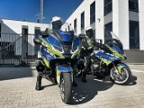 W Sławnie policjanci na nowych motocyklach przed szkołami. Zdjęcia