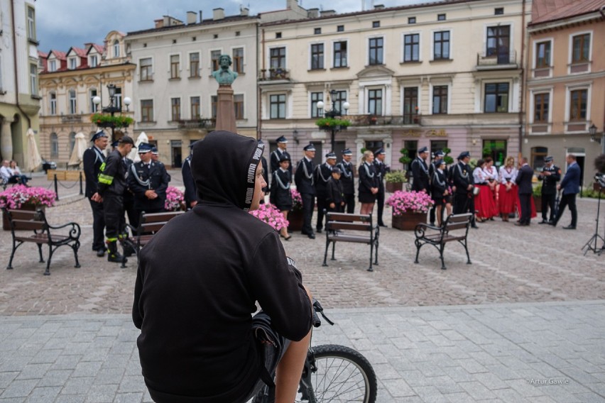 Witany w Tarnowie chlebem i solą Zbigniew Ziobro apelował o poparcie dla Andrzeja Dudy. Nie obeszło się bez interwencji policji [ZDJĘCIA]