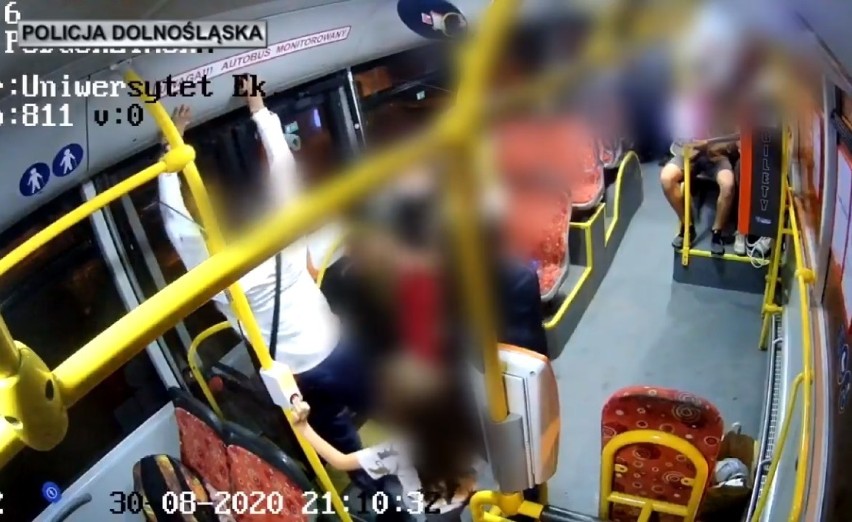 Dzieci wiedziały, że autobusem z hulajnogą nie pojadą. Ojciec chciał to sprawdzić popijając alkohol [FILM]