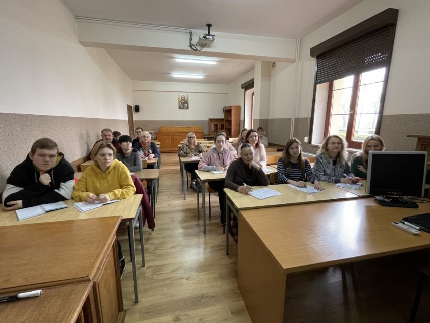 W salach wykładowych prowadzone są lekcje języka polskiego