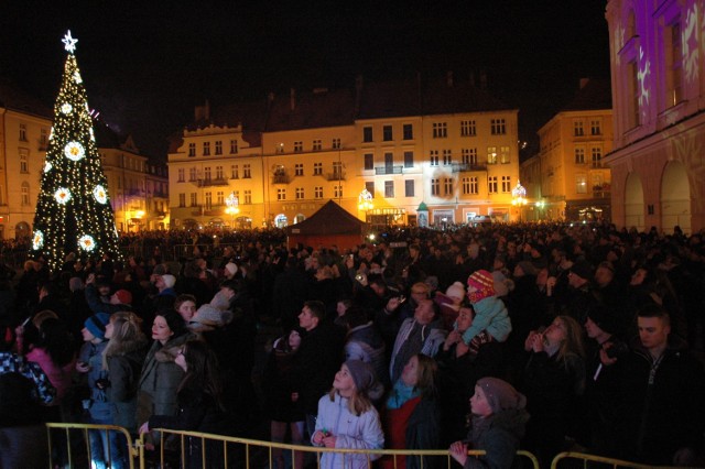 Sylwester na kaliskim rynku. Zobacz, jak kaliszanie powitali 2017 rok