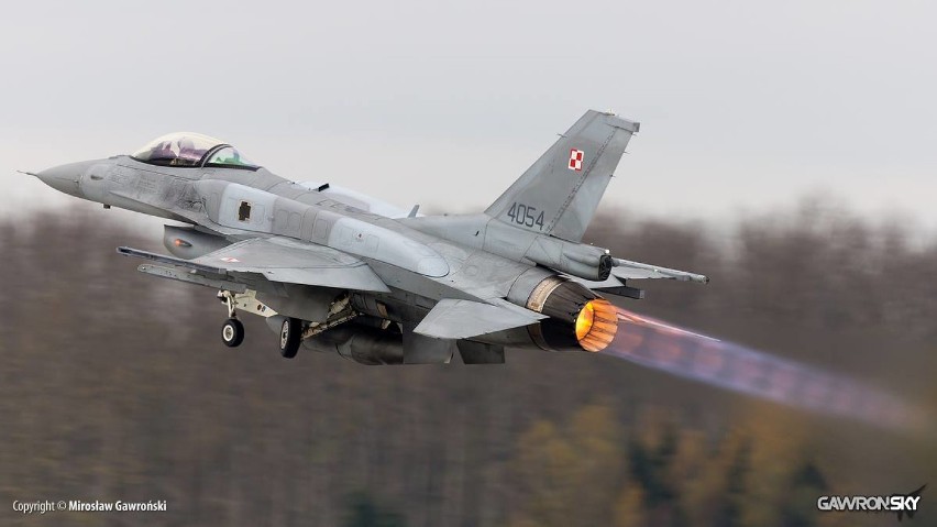 Potężny huk słyszalny w całym powiecie kwidzyńskim. To dwa myśliwce F-16, "sprawdzenie cywilnego samolotu pasażerskiego"