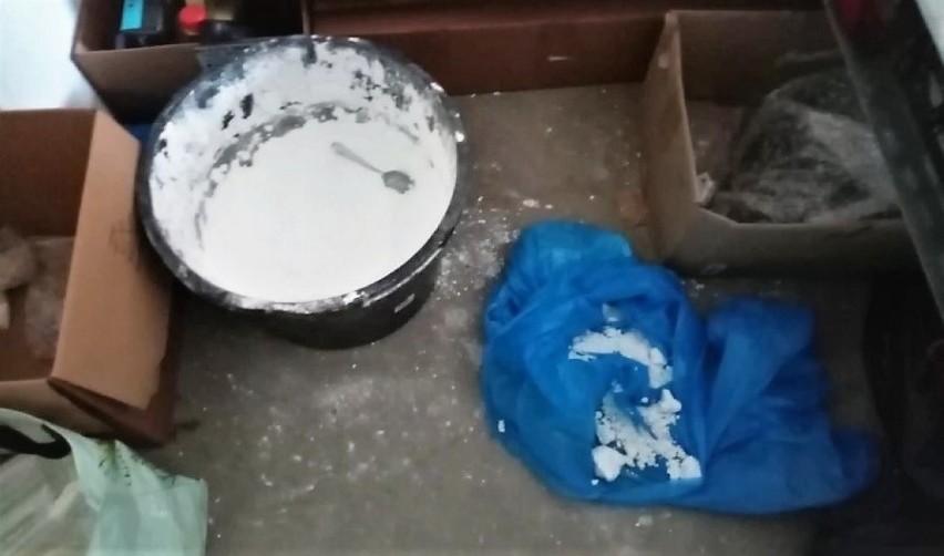 Kraków. Policjanci znaleźli ponad 12 kilogramów amfetaminy w mieszkaniu na Dębnikach