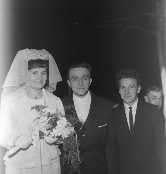 Sieradz, lata 60. Ślub w kolegiacie, zabawa przy harmonii i wódeczce