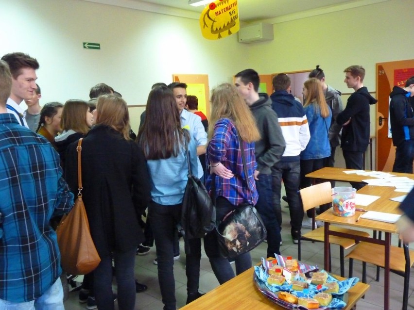 We wtorek II LO w Koszalinie zaprosiło uczniów gimnazjów na...